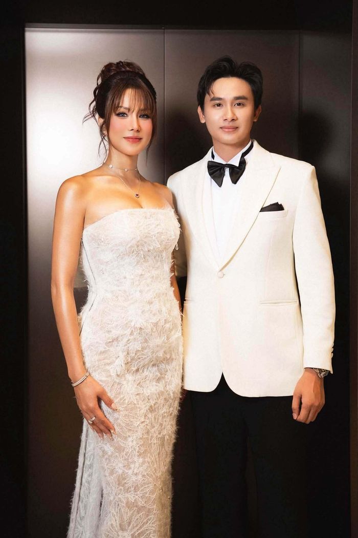 “Bạn ấy rất tử tế. Sau bao giông bão, tôi thèm cảm giác được bình yên. Chúng tôi vẫn đang tìm hiểu, chưa có gì chắc chắn. Tuy nhiên, mối quan hệ mới khiến tôi hạnh phúc, viên mãn. Tôi sẽ không bao giờ công khai chuyện tình cảm vì rất sợ những gì không chắc chắn. Hiện, mọi thứ vui vẻ là tôi thấy may mắn lắm rồi”, người đẹp từng chia sẻ.