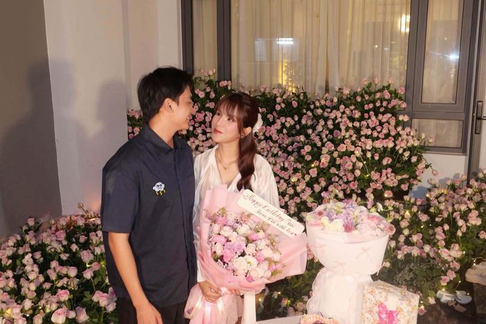 Trong dịp sinh nhật tuổi 37, Diệp Lâm Anh hạnh phúc khi được bạn trai kém 11 tuổi - người mẫu Phạm Kiên tặng món quà đặc biệt là 6836 bông hồng. Thời gian qua, cả hai dần công khai mối quan hệ tình cảm.