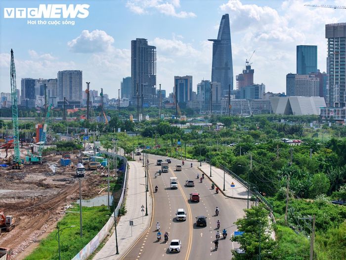 Trong khi đó, lô 1.K3.5.HH, trước đây là lô 3-12, có diện tích gần 10.060 m². Khu đất được phép xây dựng tối đa 25 tầng, cao không quá 100 m, hệ số sử dụng đất tối đa 8,95 lần và quy mô dân số khoảng 3.420 người. Giá khởi điểm dự kiến của lô đất này gần 2.968 tỷ đồng. Theo phương án được phê duyệt, cả 5 lô đất dự kiến được đưa ra đấu giá trong tháng 9.