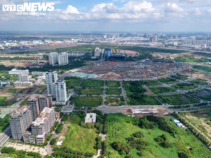 Tạm tính theo Bảng giá đất tại phường An Khánh, tổng giá khởi điểm của 5 lô đất ước tính hơn 12.500 tỷ đồng. Giá khởi điểm chính thức để tổ chức đấu giá sẽ được xác định, thẩm định và phê duyệt theo quy định của pháp luật về đất đai, trên cơ sở giá đất cụ thể tại thời điểm tổ chức đấu giá.