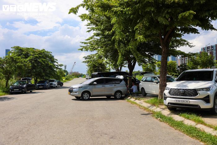 Trong khi đó, các tuyến đường nội khu xung quanh những lô đất này trở thành điểm dừng chân, nghỉ ngơi của nhiều tài xế ô tô.