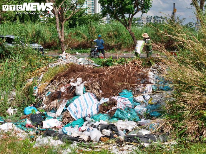 Theo quan sát, hiện các lối vào chính của những lô đất sắp được đưa ra đấu giá đang được rào kín. Bên trong, cỏ mọc um tùm, một số khu vực trở thành nơi tập kết rác.
