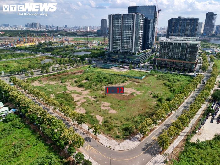 Theo ghi nhận, lô 1.K1.5.DV, trước đây là lô 1-12, có diện tích gần 3,2 ha, giá khởi điểm dự kiến 5.663 tỷ đồng, tương đương khoảng 177 triệu đồng/m². Đây là lô có giá khởi điểm dự kiến cao nhất trong 5 khu đất vừa được phê duyệt phương án đấu giá.