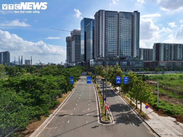 Đường Trần Bạch Đằng đoạn qua khu đất đã được xây dựng hoàn thiện nhưng chưa đưa vào sử dụng do còn vướng thi công đoạn gần khu vực nhà thờ Thủ Thiêm. Theo quy hoạch, lô đất thuộc nhóm đất dịch vụ cấp đô thị, được phép xây dựng công trình tối đa 20 tầng, chiều cao không quá 80 m và hệ số sử dụng đất tối đa 7,8 lần.