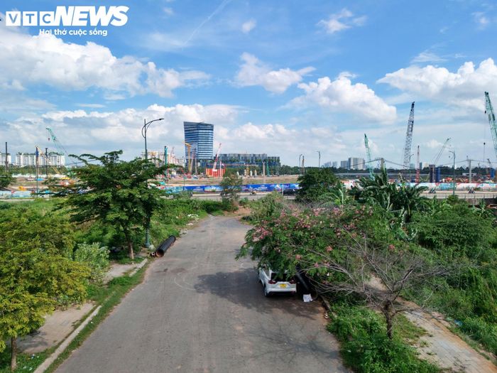 Cạnh đó, lô 1.K3.3.HH, trước đây là lô 3-9, rộng khoảng 5.000 m², giá khởi điểm dự kiến 738 tỷ đồng, tương đương khoảng 148 triệu đồng/m². Khu đất này được quy hoạch là đất hỗn hợp nhóm nhà ở và dịch vụ, trong đó chức năng ở chiếm 95%, dịch vụ chiếm 5%.