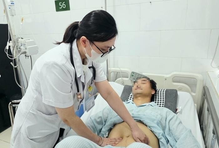 Nhân viên y tế chăm sóc cho bệnh nhân ngộ độc. (Ảnh: Nguyên Hà)