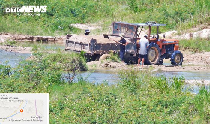 Vào mùa khô, nguồn cát dồi dào ở sông Hà Thanh, vị trí giáp ranh ba xã phường Quy Nhơn Tây, Canh Vinh và Tuy Phước Tây trở thành điểm “nóng” của nạn khai thác cát trái phép. (Ảnh chụp ngày 10/7/2025)