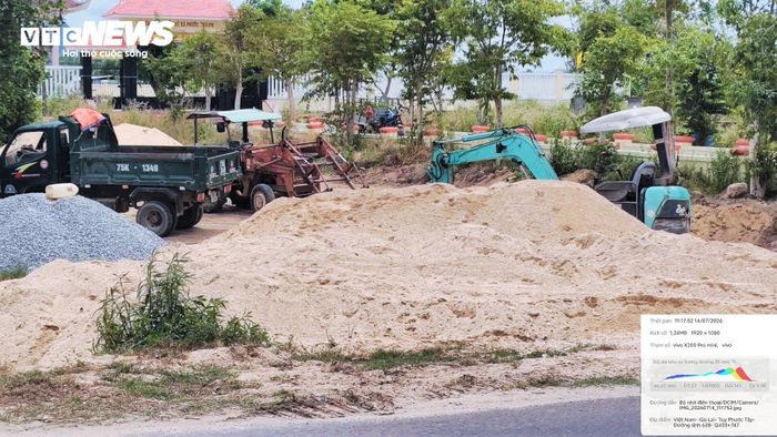 Cát lậu sau khi khai thác ở Canh Vinh, được xe tải đưa về tập kết trước Nghĩa trang xã Phước Thành, xã Tuy Phước Tây. (Ảnh chụp ngày 14/7/2025)
