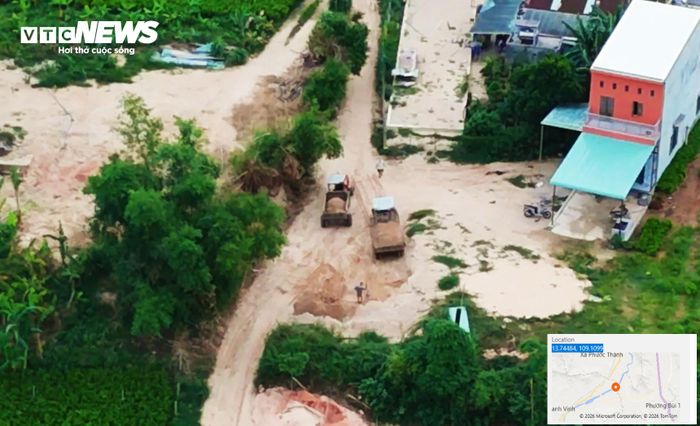 Một điểm tập kết cát lậu khác được phóng viên Báo Điện tử VTC News ghi nhận tại xã Canh Vinh. ( Ảnh chụp ngày 8/7/2026)