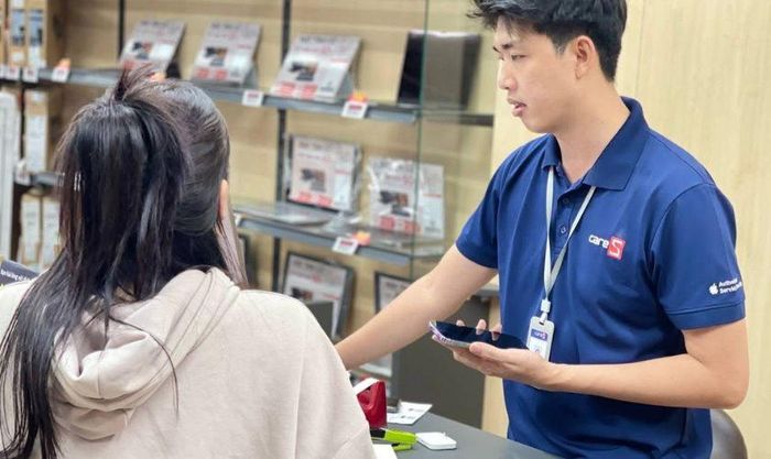iPhone được kiểm tra tình trạng màn hình trước khi xác nhận phương án sửa chữa.