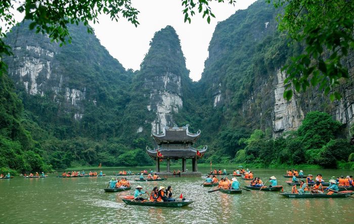 Ninh Bình là điểm đến sở hữu kho tàng danh lam thắng cảnh nổi tiếng hấp dẫn, tiêu biểu nhất là quần thể Tràng An - Bái Đính.