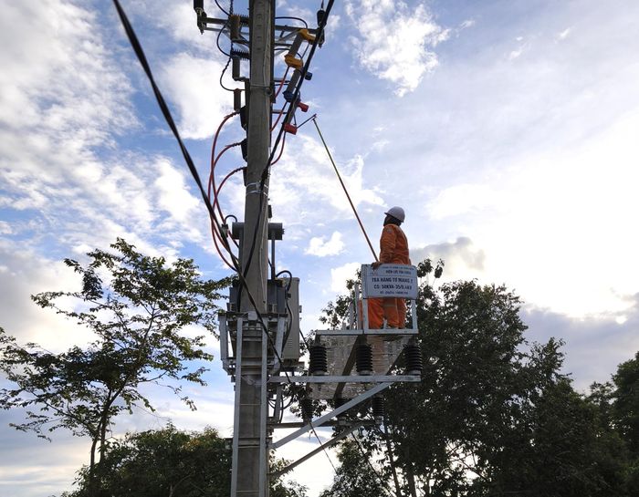 Nhân viên Điện lực Tủa Chùa thao tác đóng điện, đưa điện lưới quốc gia về bản trong chương trình “Bừng sáng Điện Biên” tại xã Tủa Chùa, tỉnh Điện Biên.
