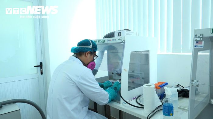 Giám định viên thực hiện công việc chuyên môn tại Trung tâm Giám định ADN thuộc Viện Công nghệ sinh học - Viện Hàn lâm Khoa học và Công nghệ Việt Nam.