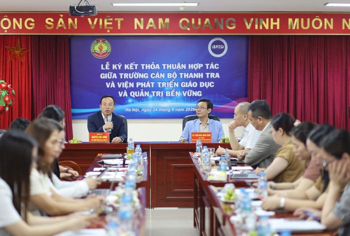 Ông Nguyễn Văn Lương, Hiệu trưởng Trường Cán bộ Thanh tra (trái) phát biểu tại lễ ký kết.