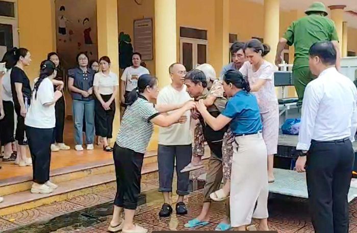 Các hộ có người già, trẻ nhỏ, người yếu thế được ưu tiên hỗ trợ di chuyển đến nơi an toàn. UBND đặc khu đồng thời chỉ đạo bố trí các điều kiện cần thiết về nơi ăn, nghỉ cho người dân phải di chuyển khỏi nơi ở do ngập lụt, bảo đảm các điều kiện sinh hoạt thiết yếu trong thời gian tạm thời rời khỏi nơi ở. (Ảnh: Xuân Thủy)