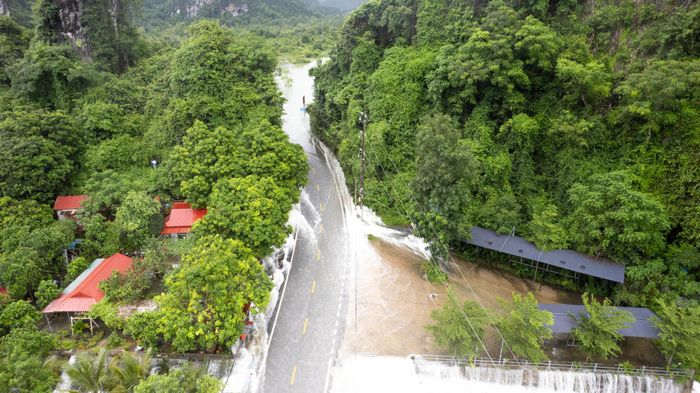 Chính quyền địa phương khuyến cáo người dân chủ động phòng tránh, hạn chế đi lại tại các khu vực ngập sâu, không đưa người và phương tiện vào những tuyến đường chưa bảo đảm an toàn; đồng thời chấp hành hướng dẫn của lực lượng chức năng để bảo đảm an toàn tính mạng và tài sản. (Ảnh: Xuân Thủy)