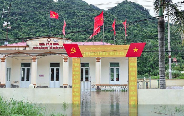 Nhà văn hóa thôn Hải Sơn bị ngập lụt do ảnh hưởng của mưa lớn kéo dài. (Ảnh: Xuân Thủy)