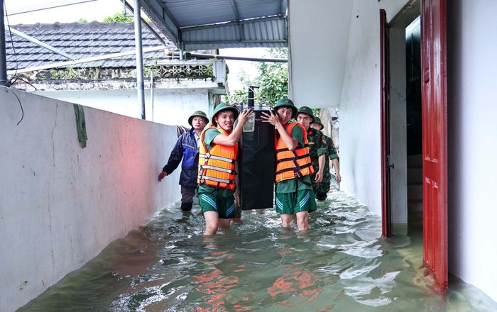 Tại đảo Cát Bà, tuyến đường từ Vườn Quốc gia Cát Bà đến thôn Gia Luận bị ngập cục bộ, mực nước có thời điểm gần 50 cm. Đến thời điểm ghi nhận, tuyến đường chưa thể lưu thông, khiến việc đi lại của người dân thôn Gia Luận tạm thời bị gián đoạn. Lực lượng chức năng hỗ trợ người dân di chuyển tài sản, đồ đạc đến nơi an toàn, hạn chế thiệt hại do ngập lụt. (Ảnh: Xuân Thủy)