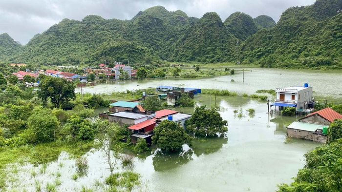 Trên đảo Cát Bà, các khu vực chịu ảnh hưởng gồm các thôn Phù Long, Việt Hải, Hải Sơn, Gia Luận và một số hộ dân tại tổ dân phố Cát Bà, phố Hà Sen. Tại đảo Cát Hải, ngập cục bộ xảy ra tại các thôn Hoàng Châu, Ninh Tiếp và tổ dân phố Đôn Lương. Nước trên một số tuyến đường nội bộ dâng khoảng 40-60 cm, gây gián đoạn giao thông và ảnh hưởng đến đời sống người dân. (Ảnh: Xuân Thủy)