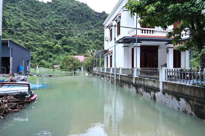 Nhiều nhà dân ngập nặng do ảnh hưởng bão số 4 và hoàn lưu sau bão. (Ảnh: Xuân Thủy)
