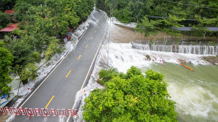 Nước dâng cao tại nhiều khu vực, UBND đặc khu Cát Hải khẩn trương chỉ đạo các lực lượng chức năng triển khai phương án ứng phó, hỗ trợ người dân, bảo đảm an toàn tính mạng và tài sản. (Ảnh: Xuân Thủy)