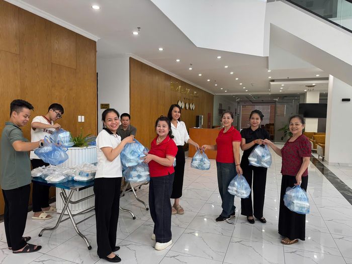 Hàng trăm suất ăn miễn phí được trao cho người dân lưu trú ở đây.