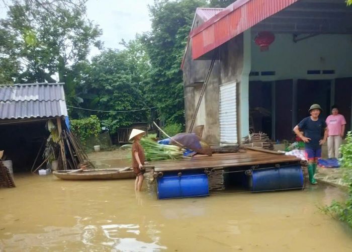 Ngày 24/8, Ban chỉ huy phòng thủ dân sự tỉnh Thanh Hóa phát báo động 2 trên sông Bưởi. Theo chính quyền xã Kim Tân, khoảng 103 hộ với hơn 400 nhân khẩu bị nước sông tràn vào. “Nếu nước sông Bưởi tiếp tục dâng cao, địa phương sẽ tổ chức sơ tán người già, trẻ em đến khu vực an toàn”, ông Hà Đức Tâm - Phó Chủ tịch UBND xã Kim Tân - cho biết.