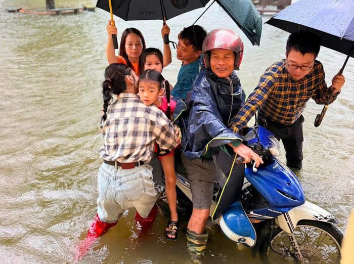 Không chỉ các xã miền núi bị sạt lở, chia cắt mà trong chiều 24/8, mưa lớn cũng gây ra tình trạng ngập cục bộ tại nhiều tuyến đường, trường học của một số phường trung tâm như Hạc Thành, Đông Quang, Đông Tiến, Đông Sơn.