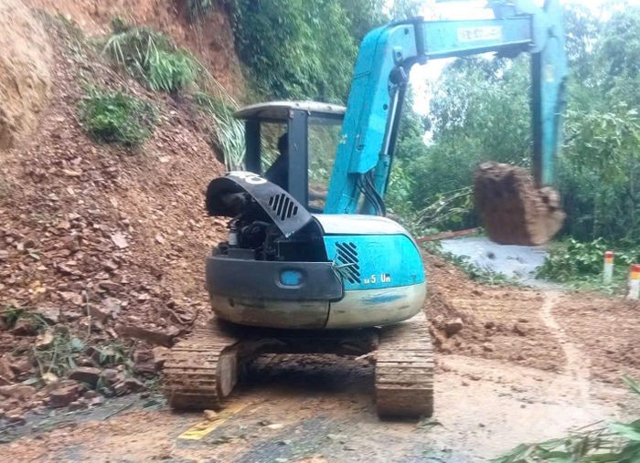 Đường tỉnh 530B, đoạn qua thôn Tân Lập (xã Đồng Lương) cũng xảy ra sạt lở taluy dương khiến đất đá tràn xuống mặt đường gây chia cắt 2 xã Đồng Lương và Văn Phú. Lực lượng chức năng đang nỗ lực cào bốc đất đá để thông tuyến. 