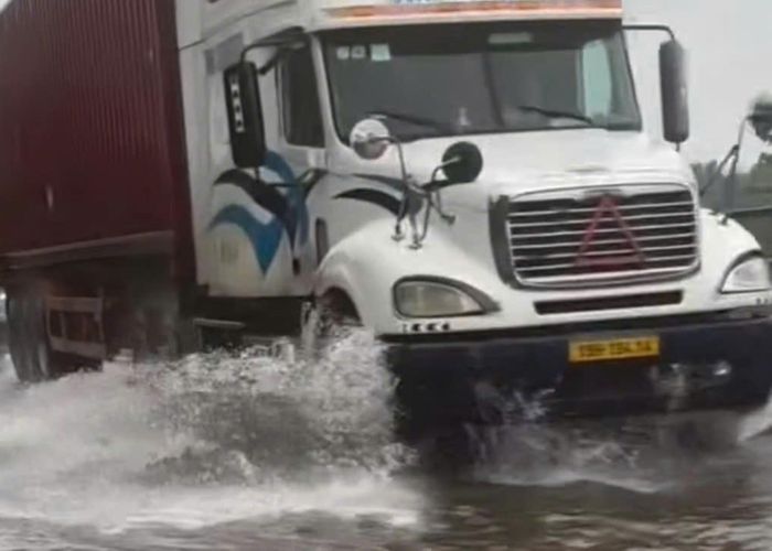 Mưa lớn trên diện rộng cũng gây ra tình trạng ngập úng cục bộ và sạt lở đất tại nhiều địa phương khác. Ghi nhận trên quốc lộ 1 đoạn qua xã Hà Trung vào chiều 24/8, nước bắt đầu tràn lên mặt đường khiến các phương tiện lưu thông khó khăn.