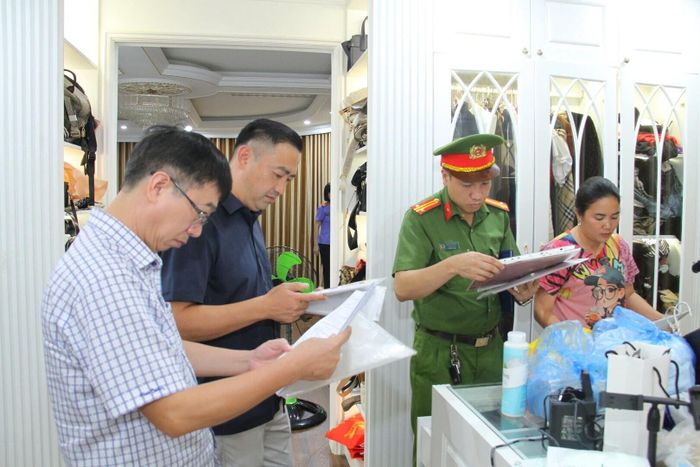 Cơ quan Cảnh sát điều tra Công an tỉnh Lào Cai khám xét tại trụ sở Công ty Cổ phần Tập đoàn Sapa TV.