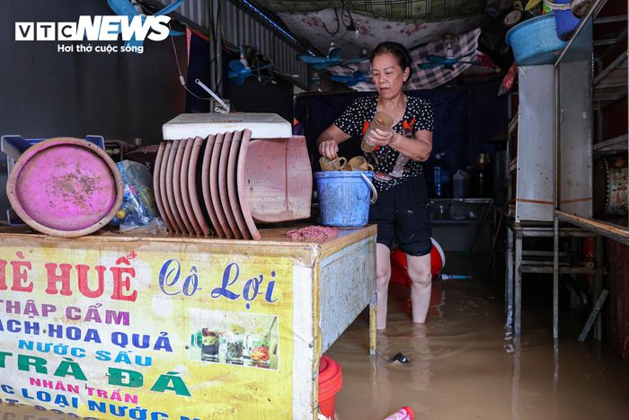 Bà Tiến Thị Lợi (62 tuổi) kể lại, nước lũ dâng quá nhanh khiến người dân không kịp trở tay. Chỉ trong khoảng 1 giớ, nước nhấn chìm toàn bộ khu vực, nhiều hộ kinh doanh chỉ kịp chuyển một phần hàng hóa, còn lại bị xô đổ, ngâm nước và hư hỏng.