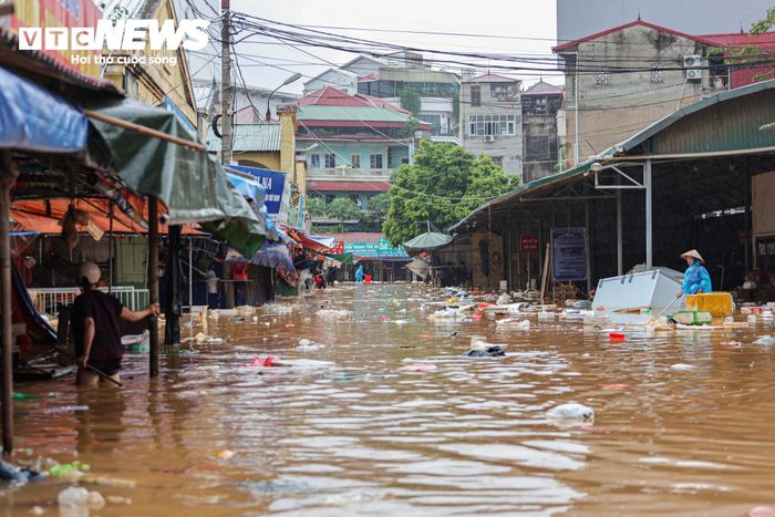 Một số khu vực trong chợ vẫn ngập gần 1m, khiến việc cứu hàng hay dọn dẹp chưa thể thực hiện.