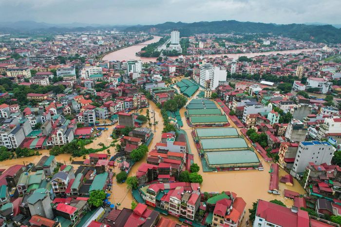Trước đó, ngày 22/8, tại phường Kỳ Lừa, nước sông Kỳ Cùng và suối Lao Ly dâng nhanh, gây ngập nhiều khu vực dân cư, trong đó có chợ Bản Ngà và chợ đầu mối Giếng Vuông. Gần 1.000 người được huy động xuyên đêm để hỗ trợ tiểu thương di dời hàng hóa và tài sản đến nơi an toàn.