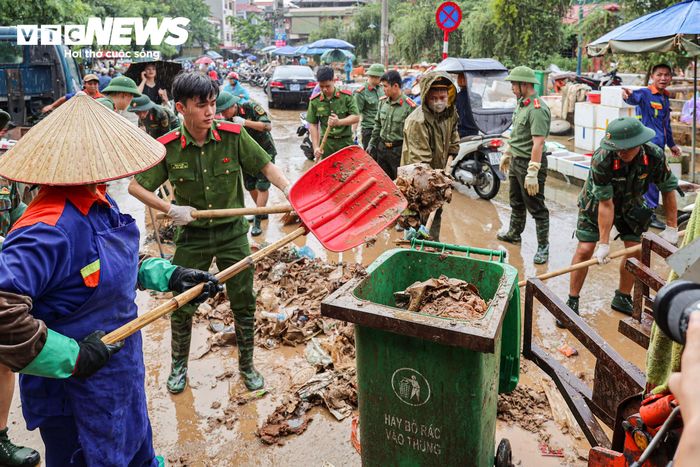 Các chiến sĩ dọn dẹp cùng người dân, sớm đưa khu vực này trở lại hoạt động bình thường.
