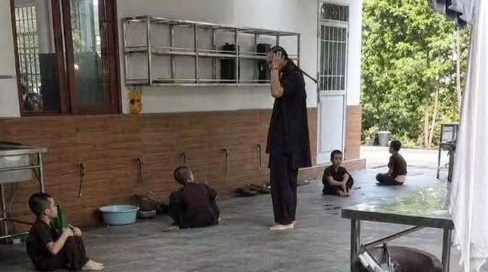 Hình ảnh người đàn ông tại chùa Bầu (tỉnh Phú Thọ) đánh đập cháu bé. Ảnh cắt từ clip