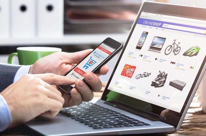 Mua sắm trực tuyến đang trở thành thói quen của người tiêu dùng. Ảnh: Hiền Thanh