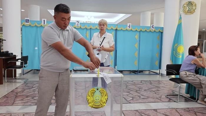 Cử tri đi bỏ phiếu tại một điểm bỏ phiếu ở thành phố Almaty, Kazakhstan ngày 23-8. Ảnh: Reuters