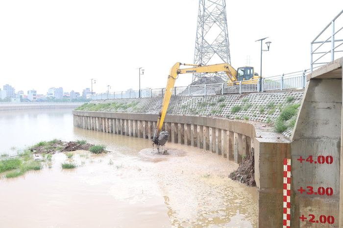 Trước đợt mưa lớn Nhà thầu thi công thanh thải cửa dẫn kênh La Khê vào hồ chứa Yên Nghĩa 1. Ảnh: Bảo Châu