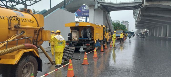 Công nhân Công ty TNHH một thành viên Thoát nước Hà Nội khơi thông hệ thống tiêu thoát nước trước các trận mưa lớn. Ảnh: Bảo Châu