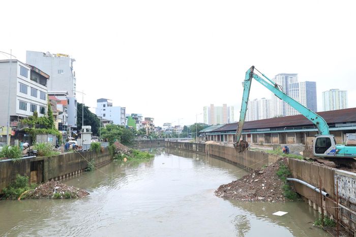Chủ đầu tư kịp thời thanh thải lòng dẫn kênh La Khê dẫn nước sông Nhuệ về bể hút Trạm bơm tiêu Yên Nghĩa. Ảnh: Bảo Châu