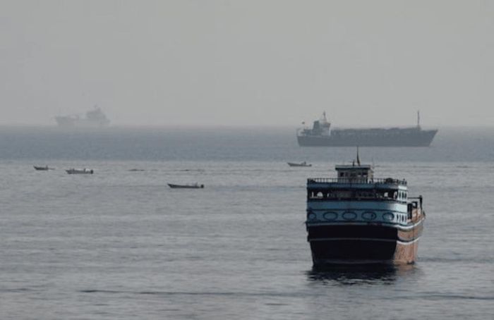 Các tàu thuyền trên Eo biển Hormuz, nhìn từ Musandam, Oman. Ảnh: Reuters