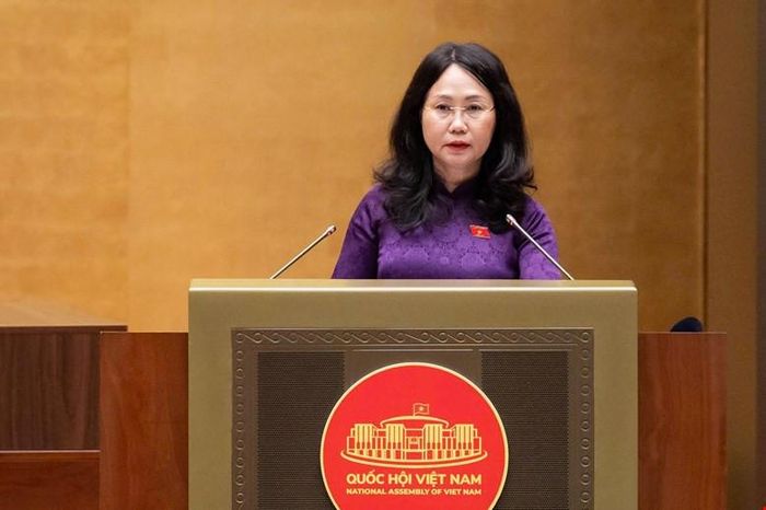 Bộ trưởng Bộ Văn hoá, Thể thao và Du lịch Lâm Thị Phương Thanh trình bày báo cáo tiếp thu. Ảnh: Quochoi.vn