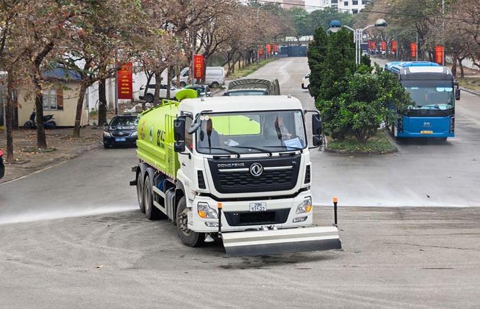 URENCO sẽ tăng cường rửa đường trong dịp nghỉ lễ 2-9. Ảnh: PV