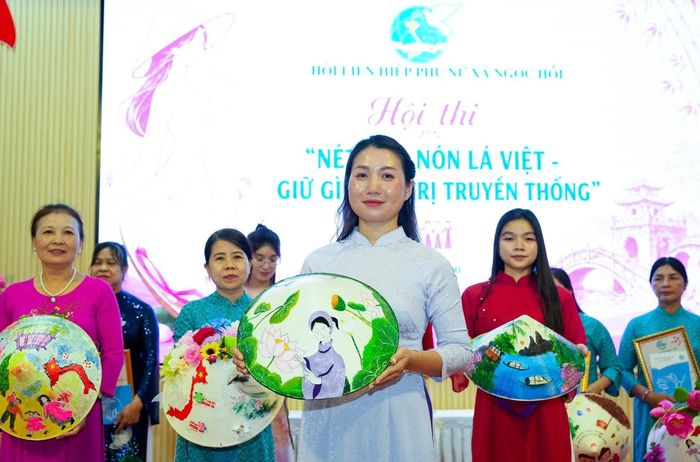 Nón lá Vĩnh Thịnh tại cuộc thi "Nét đẹp nón lá Việt - Giữ gìn giá trị truyền thống" của Hội Liên hiệp phụ nữ xã Ngọc Hồi. Ảnh: VT