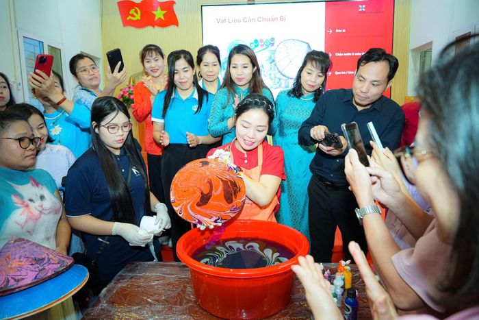 Các thành viên tham gia dự án hỗ trợ phát triển làng nghề nón lá Vĩnh Thịnh được thực hành các công đoạn làm nón hiện đại. Ảnh: VT