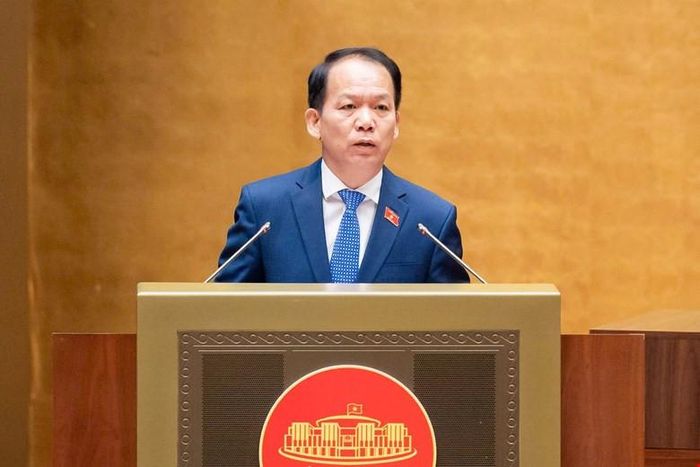 Bộ trưởng Bộ Tư pháp Hoàng Thanh Tùng thay mặt Chính phủ trình bày báo cáo tiếp thu giải trình. Ảnh: quochoi.vn