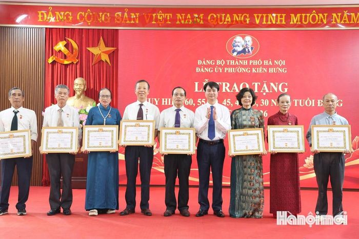 Bí thư Đảng ủy, Chủ tịch HĐND phường Kiến Hưng Nguyễn Tiến Quyết trao Huy hiệu 45 năm tuổi Đảng cho các đảng viên. Ảnh: Tuấn Điệp