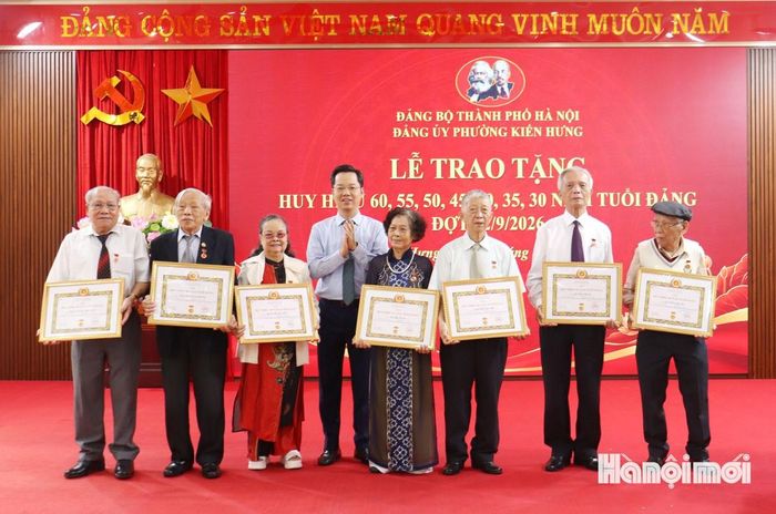 Đồng chí Vũ Đăng Định, Ủy viên Ban Thường vụ Thành ủy, Trưởng ban Tổ chức Thành ủy Hà Nội trao Huy hiệu Đảng cho các đảng viên 60 năm tuổi Đảng. Ảnh: Tuấn Điệp