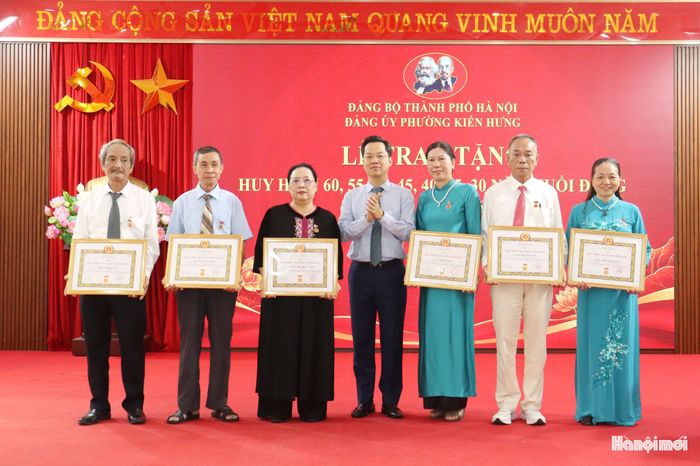 Đồng chí Vũ Đăng Định trao Huy hiệu 40 năm tuổi Đảng cho các đảng viên. Trong đó có đồng chí Nguyễn Thị Bích Ngọc, nguyên Phó Bí thư Thành ủy, nguyên Chủ tịch HĐND thành phố Hà Nội (áo đen). Ảnh: Tuấn Điệp